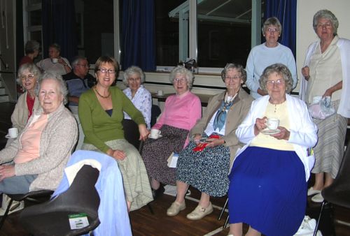 �Black Cockatoos, Kangaroos and Outback Therapies� � a talk with slides by Helen
